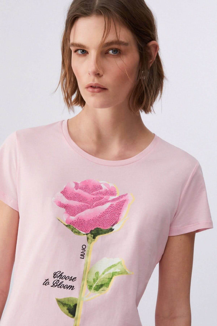 T-shirt à manches courtes avec imprimé graphique floral porté par mannequin, coupe confortable et matière douce.