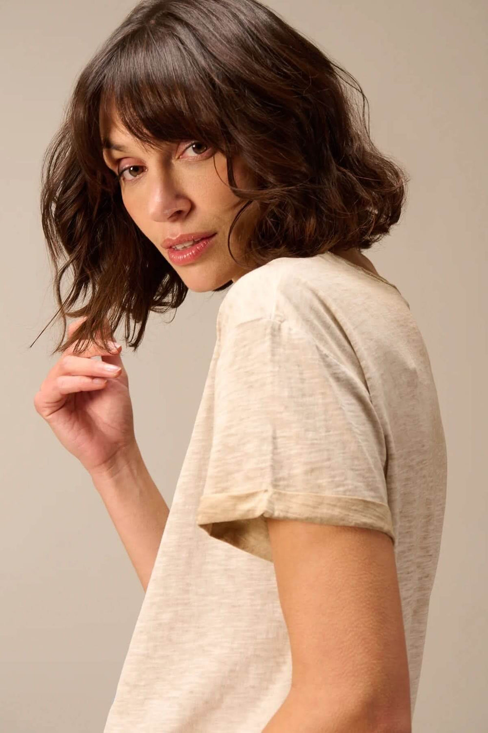 Femme portant un T-shirt à manches courtes coupe décontractée.