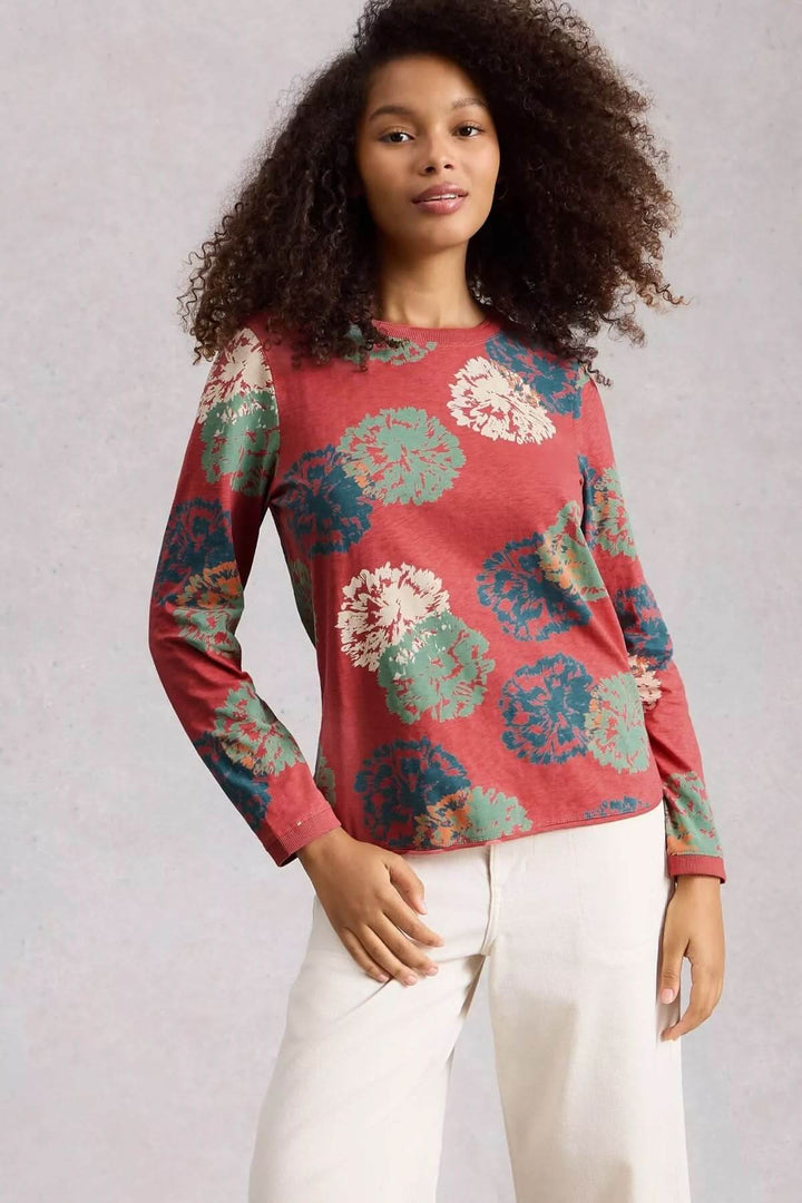 T-shirt à manches longues Clara avec motif floral, porté par un modèle. Idéal pour un style quotidien confortable et élégant.