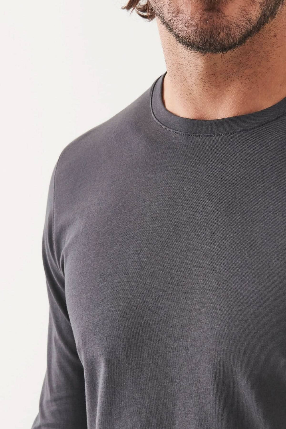 T-shirt à manches longues en coton Pima péruvien, col rond, couleur gris, offrant confort et style.