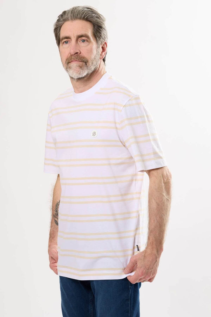 Homme portant un t-shirt rayé léger avec encolure ronde, idéal pour l&
