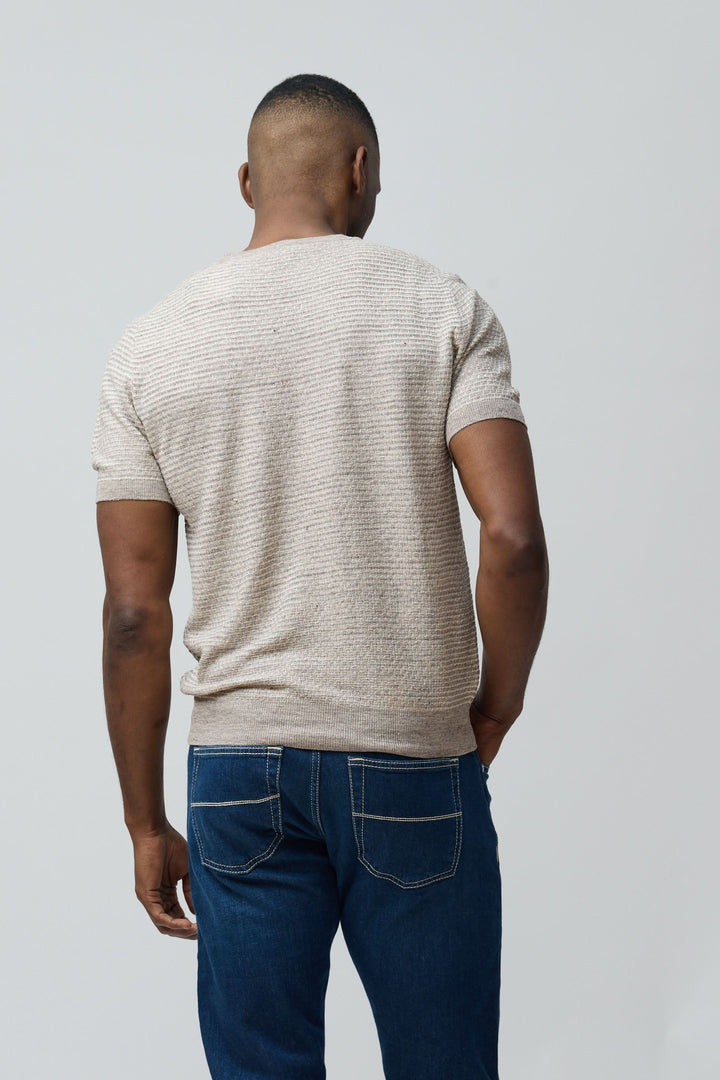 Homme portant un T-shirt texturé en lin et soie, coupe ajustée, vue arrière. Textile léger et respirant, idéal pour un style moderne diurne.