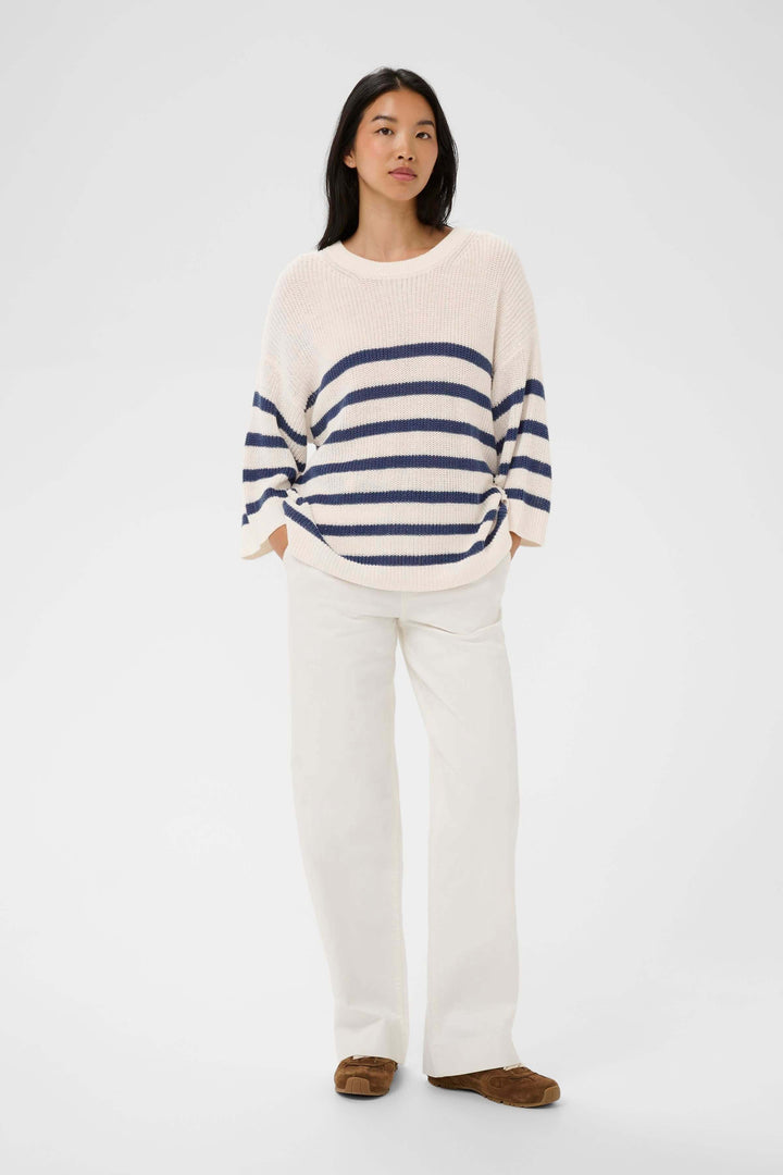 Tricot lin et coton Aliza à rayures, coupe décontractée idéale pour la mi-saison, manches courtes en maille ajourée.