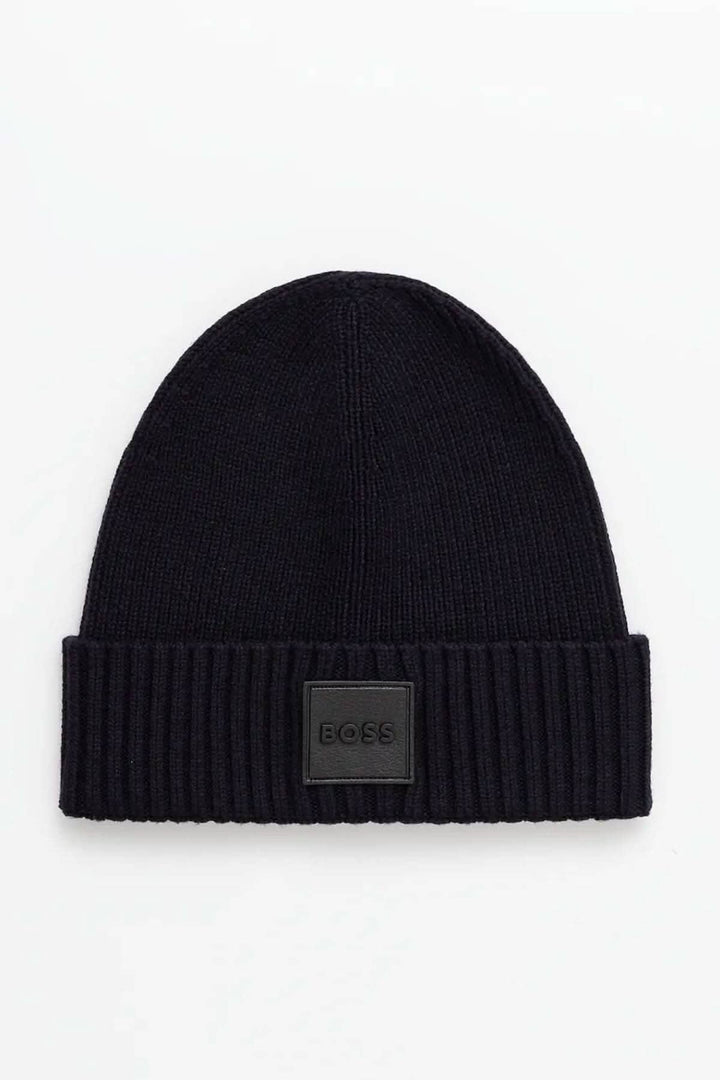 Bonnet en laine BOSS, maille côtelée, avec écusson en cuir synthétique, couleur noire, design classique.
