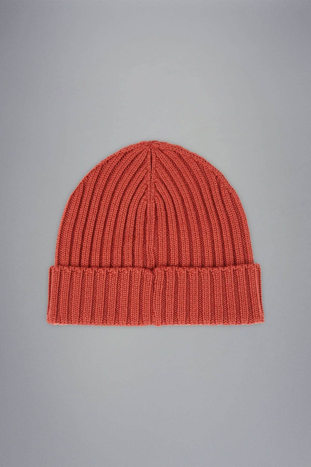 Bonnet en laine côtelée couleur corail, design intemporel et doux, parfait pour l&