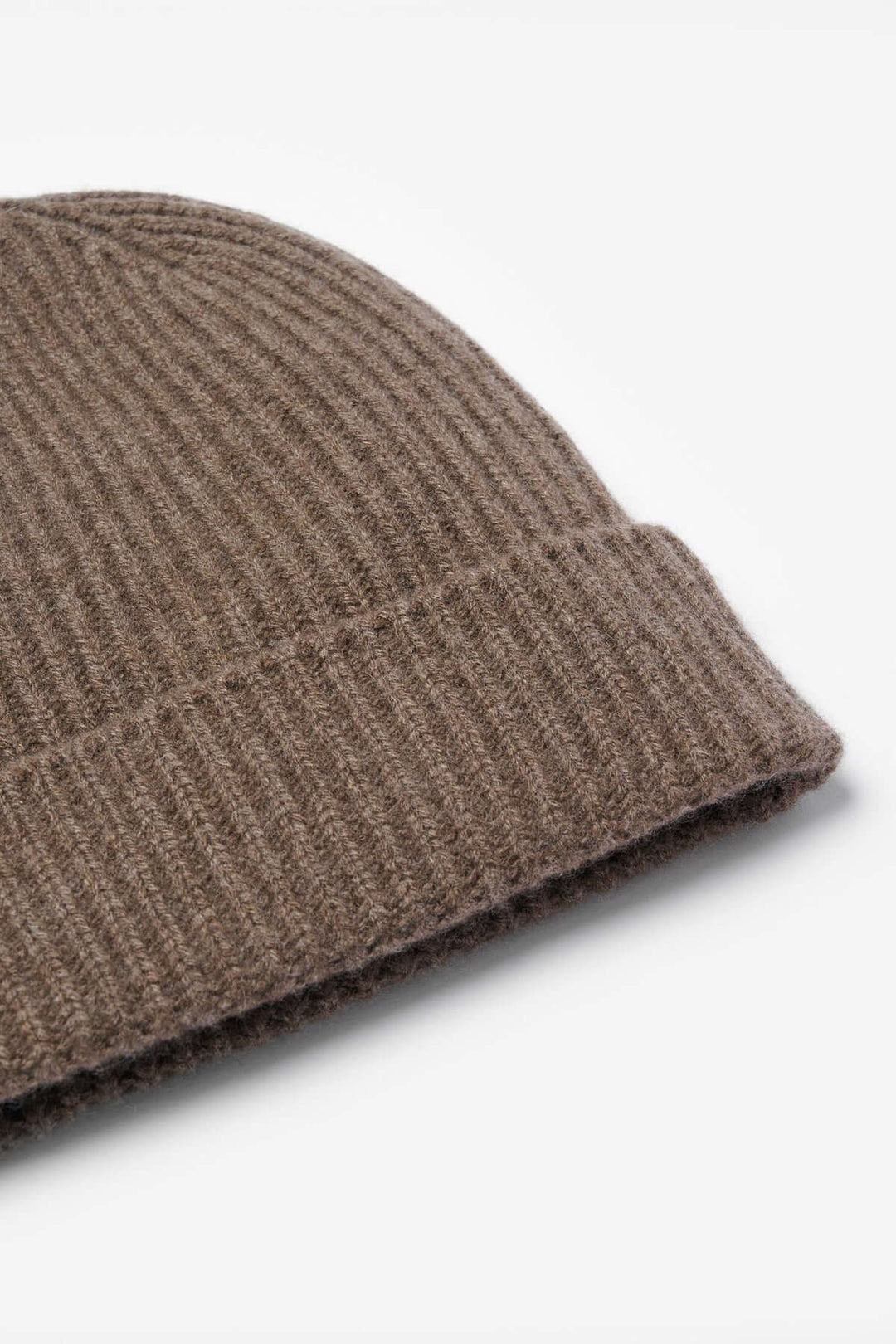 Tuque maille côtelée marron avec revers ajustable et finition soignée idéale pour un look urbain et chaleur maximale.