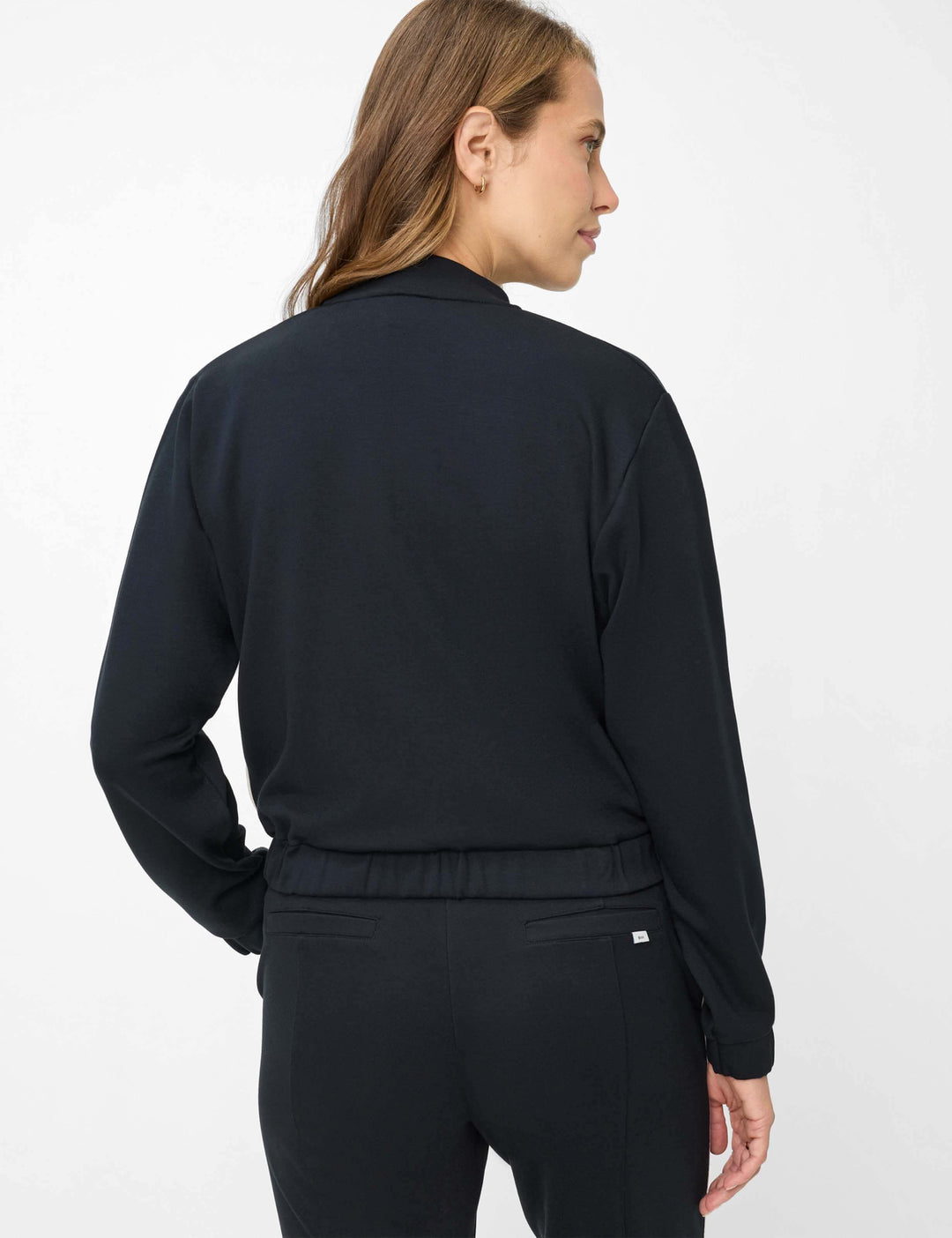 Veste bomber zipée BECKY L. en noir vue de dos, coupe courte et contemporaine.