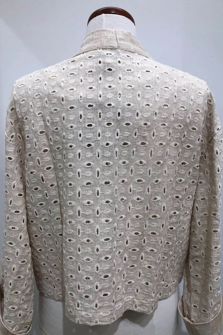 Veste courte ajourée en viscose et lin, vue arrière, texture brodée, idéale pour l&