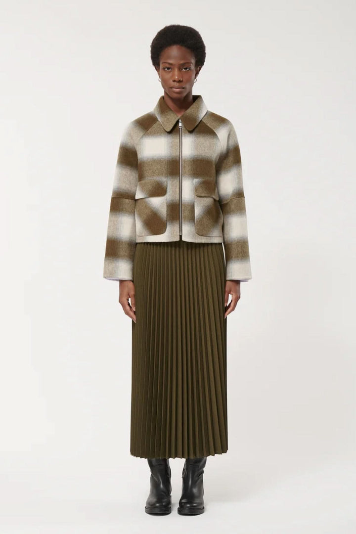 Veste courte à carreaux moderne avec fermeture éclair, grandes poches et col classique, parfaite pour l&