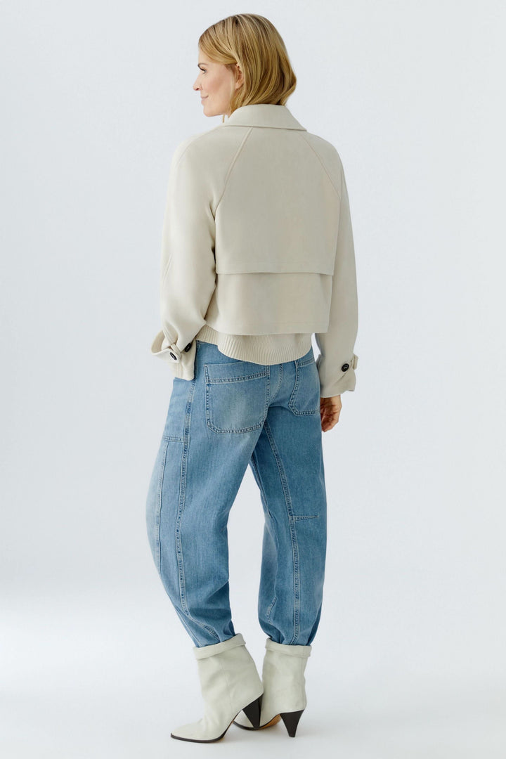 Veste courte croisée à col tailleur style élégant, vue de dos sur mannequin avec jeans et bottines.