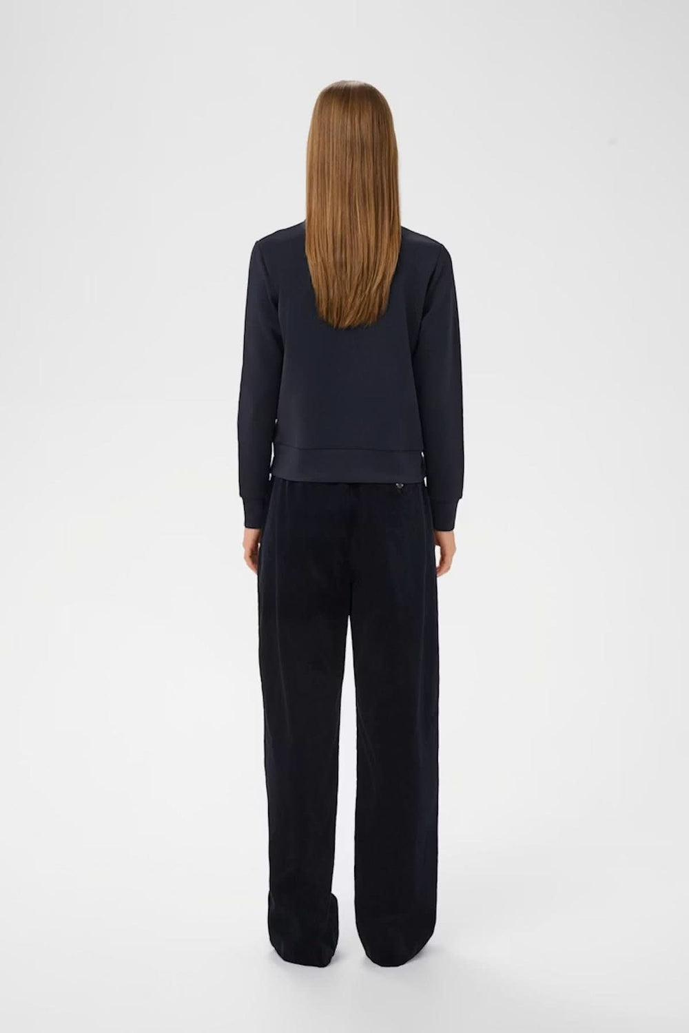 Veste courte zippée Beca vue de dos, mettant en valeur le style moderne et structuré, parfaite pour un look décontracté ou soigné.
