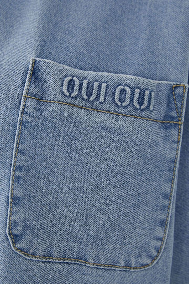 Détail de poche de la veste en denim avec broderie &