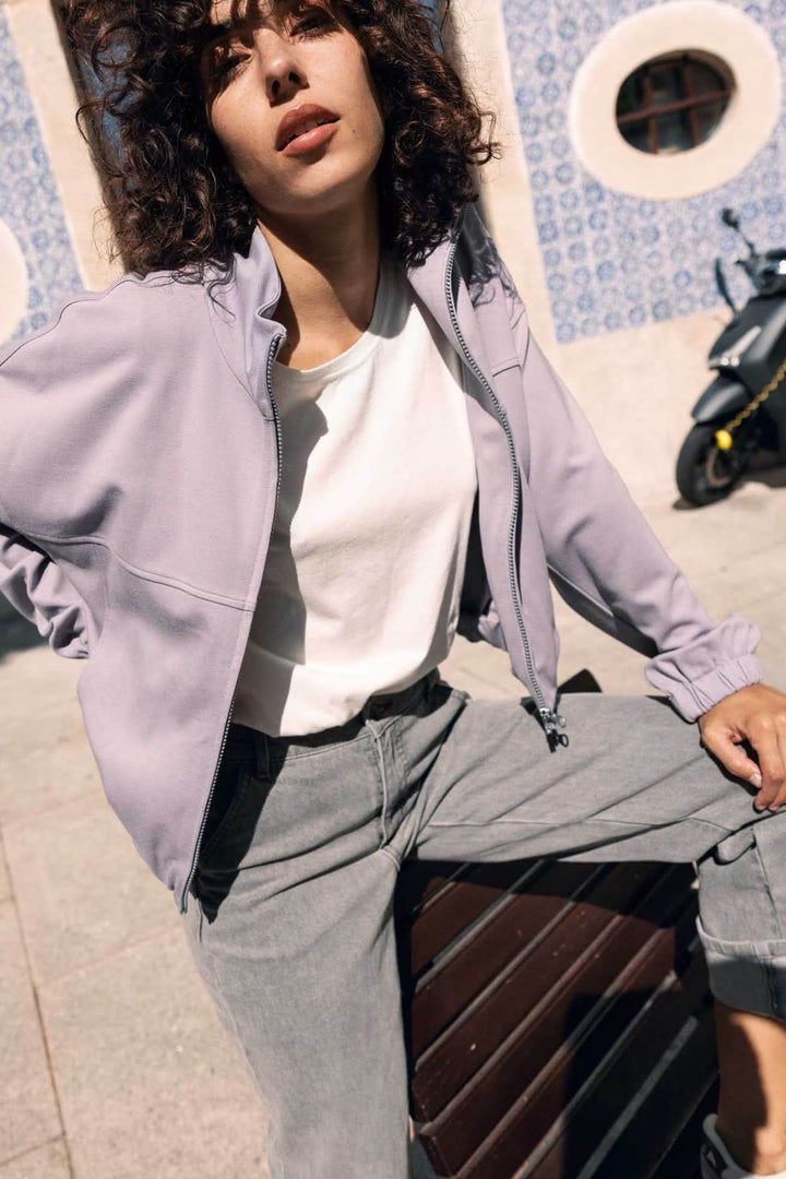 Veste en sweat avec fermeture éclair en lilas pour un look décontracté et moderne, idéale pour la mi-saison, avec col montant.
