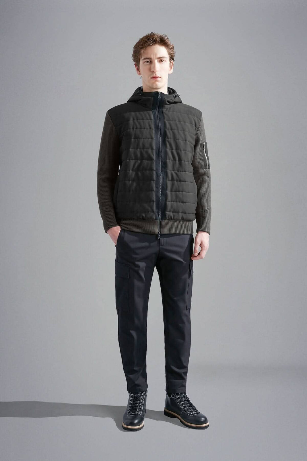 Homme portant une veste imperméable à capuchon, matelassée à l&
