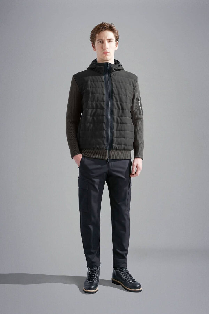 Homme portant une veste imperméable à capuchon, matelassée à l&