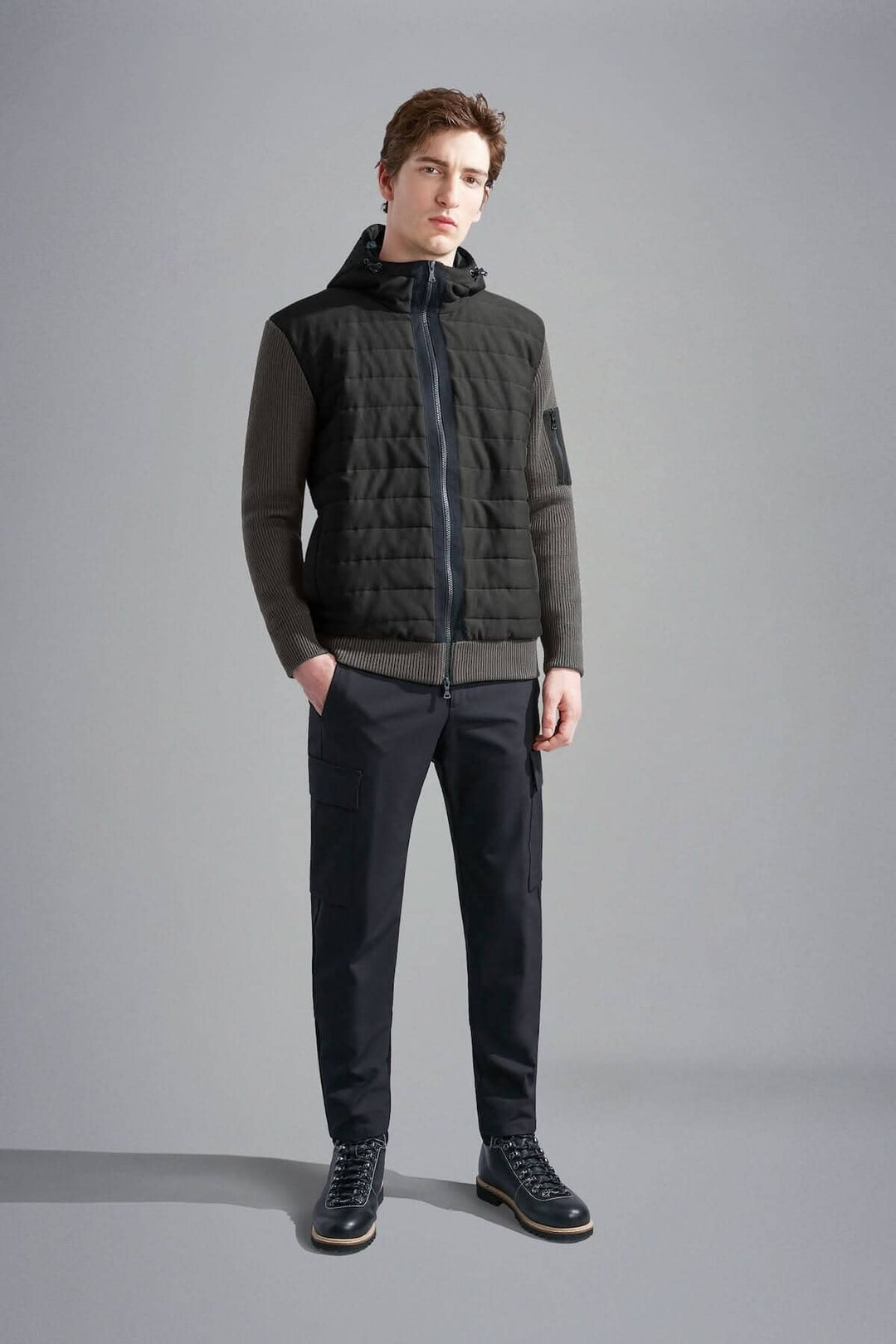 Homme portant une veste imperméable à capuchon Paul &amp; Shark, élégante et fonctionnelle, avec pantalon noir.