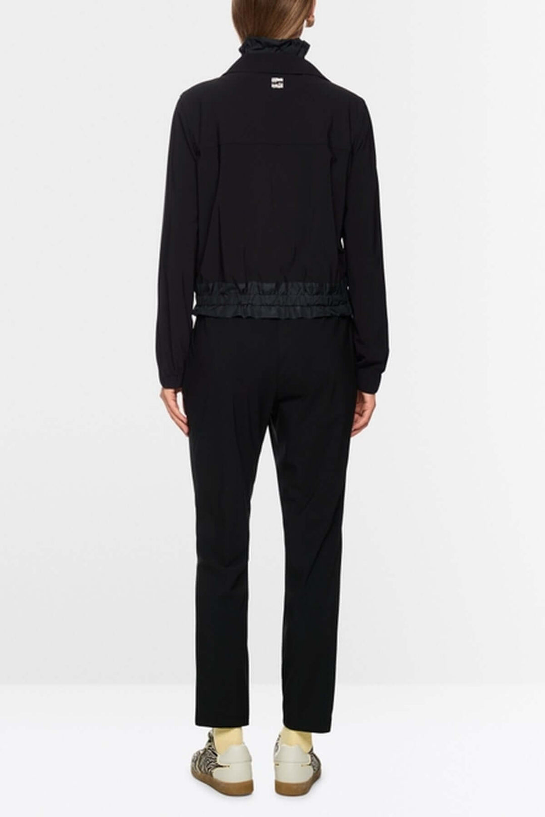Vue arrière de la veste légère noire avec col à revers et poignets élastiques, style sportif et élégant.