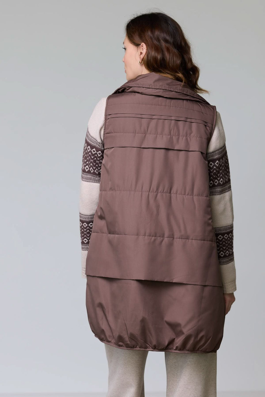 Veste sans manches matelassée brune, vue de dos, avec col montant, design moderne, idéale pour la mi-saison, silhouette élégante.