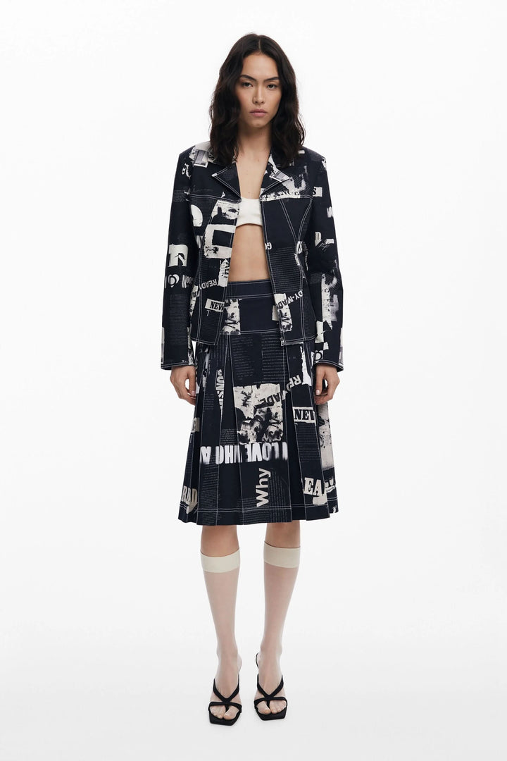 Femme portant une veste style motard imprimée typographique, idéal pour une allure audacieuse. Décris moi le produit en français.