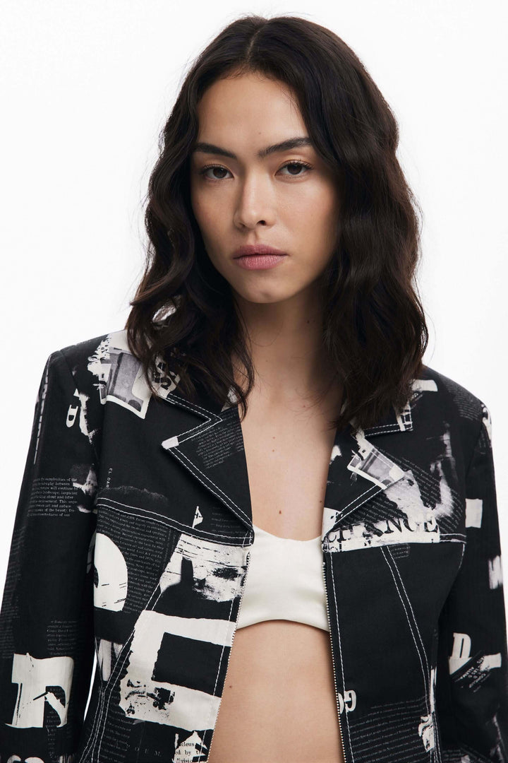 Veste style motard avec imprimé typographique et détails soignés pour un look audacieux et contemporain.
