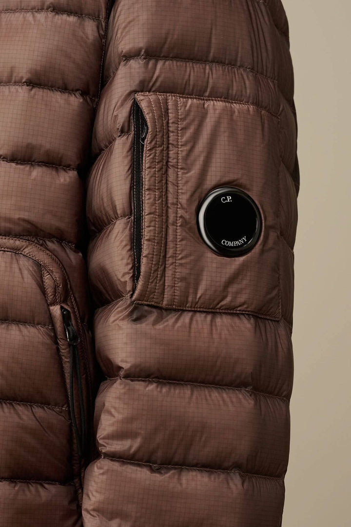 Zoom sur une doudoune brune avec poche zippée et détail de lentille, en tissu léger D.D. Shell.
