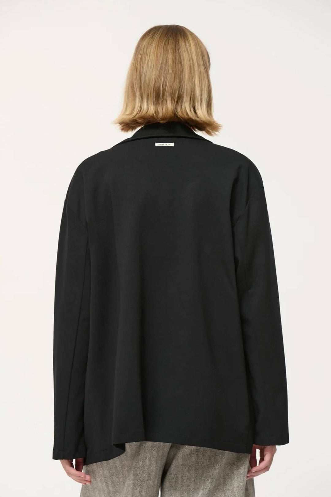 Veston Cayden noir, coupe droite et ample, vu de dos avec manches longues et emmanchures descendues.