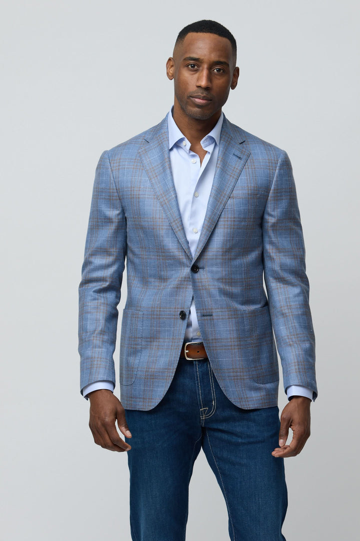 Homme portant un veston à carreaux en laine, soie et lin, avec coupe ajustée et motif subtil, parfait pour un style décontracté chic.