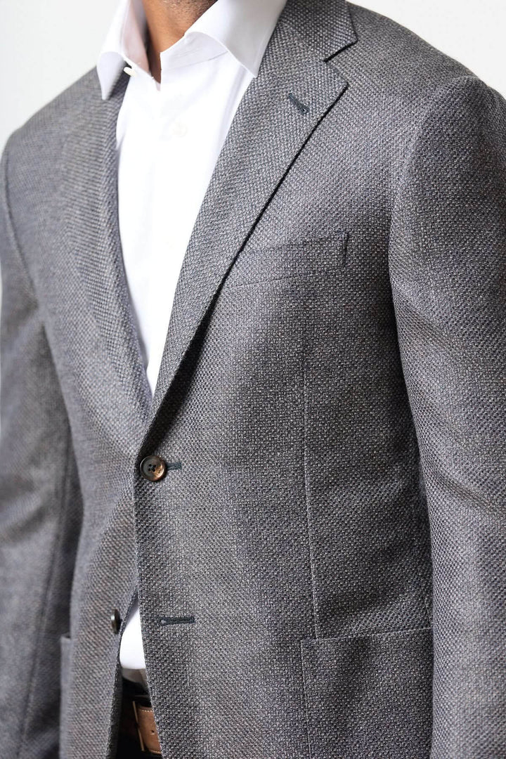 Veston en laine mélangée marine et charbon avec coupe semi-ajustée, texture soyeuse et fibres raffinées pour une élégance naturelle.
