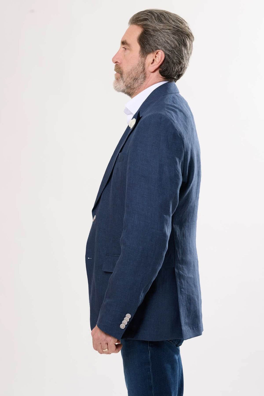 Veston en lin élégant porté par un homme, style chic parfait pour l&