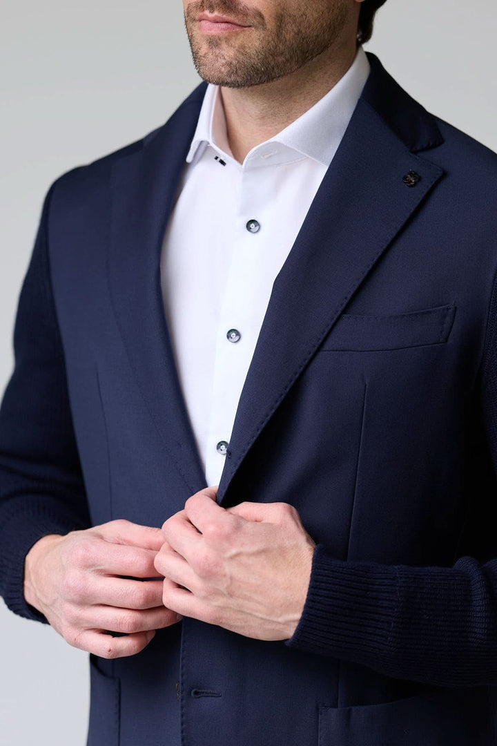 Veston hybride tricot et tissu élégant avec manches en maille, col à revers classique et fermeture à deux boutons, idéal pour un style chic.