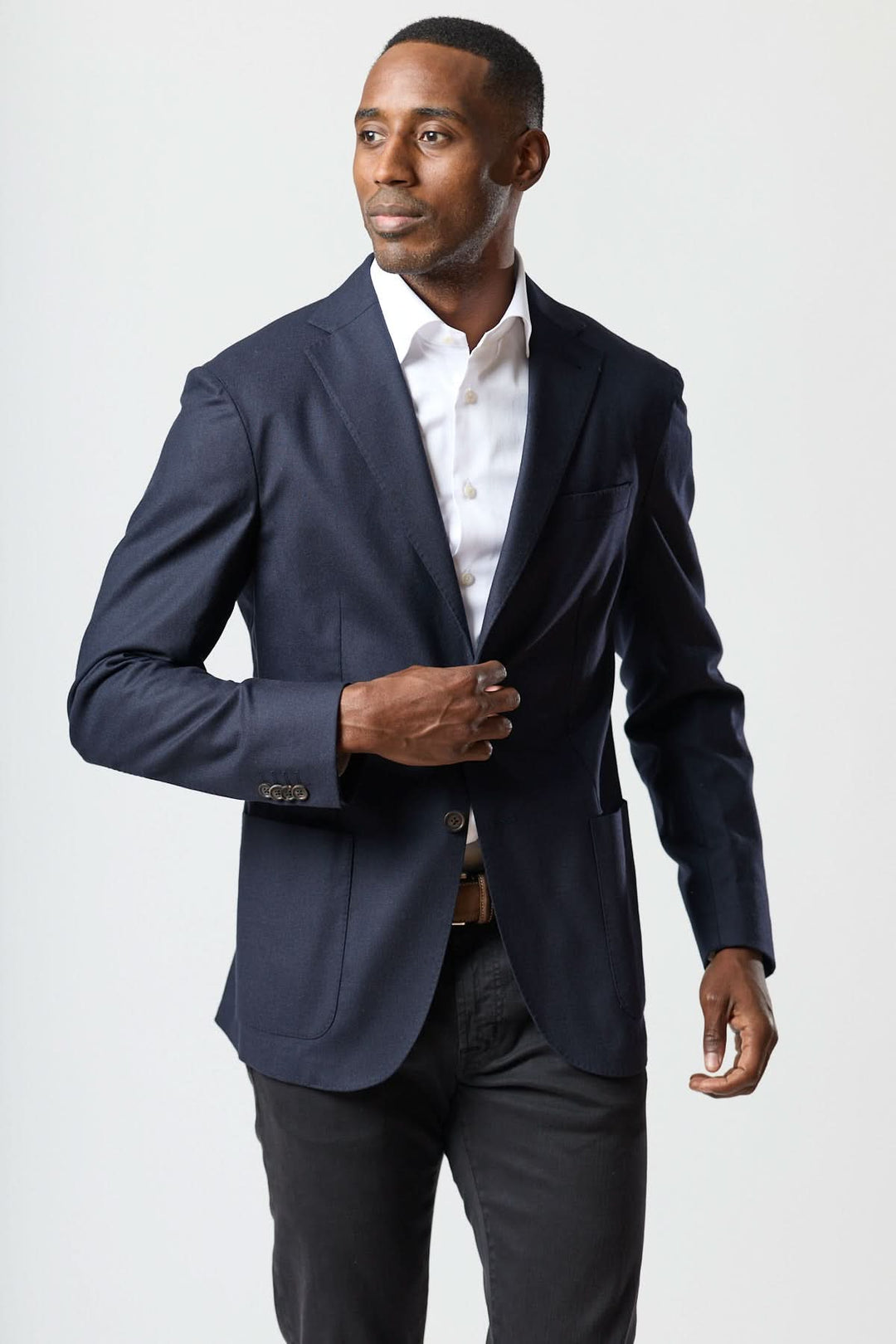 Homme portant un veston léger en laine et cachemire marine, style élégant et décontracté, idéal pour des tenues professionnelles et casual.