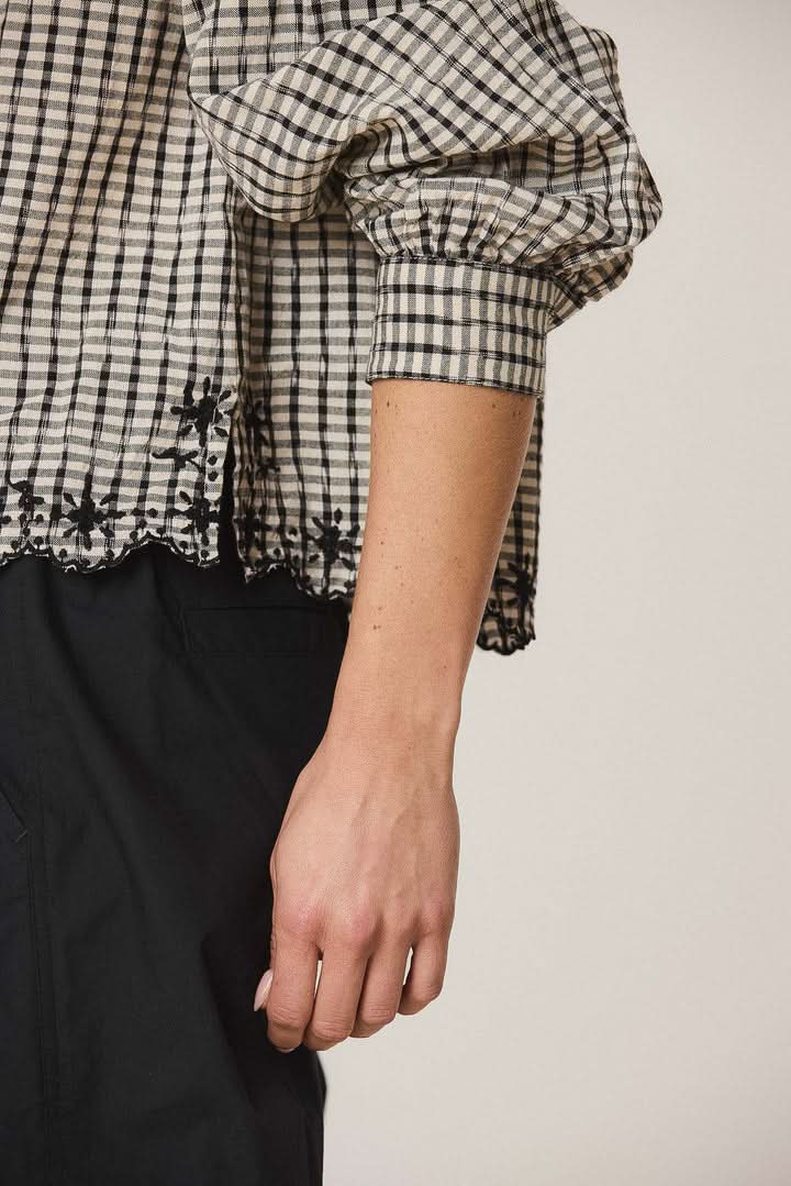 Blouse à carreaux brodée