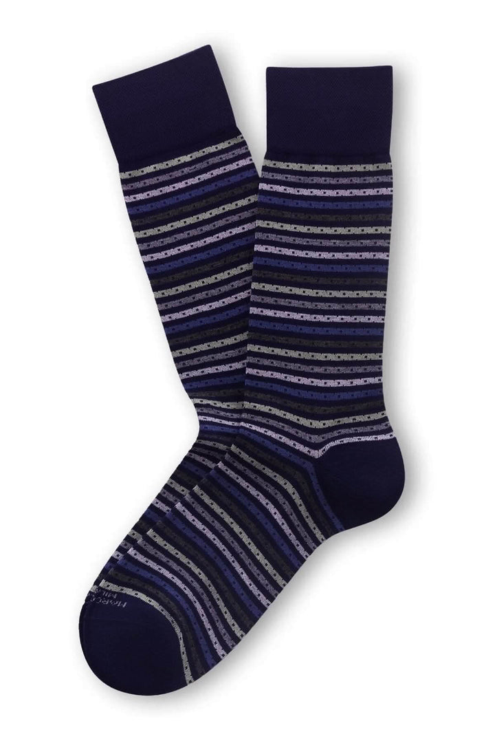 Bas à rayures multicolores mi-mollet en maille douce pour un style moderne et confortable, parfaits pour toutes les tenues.