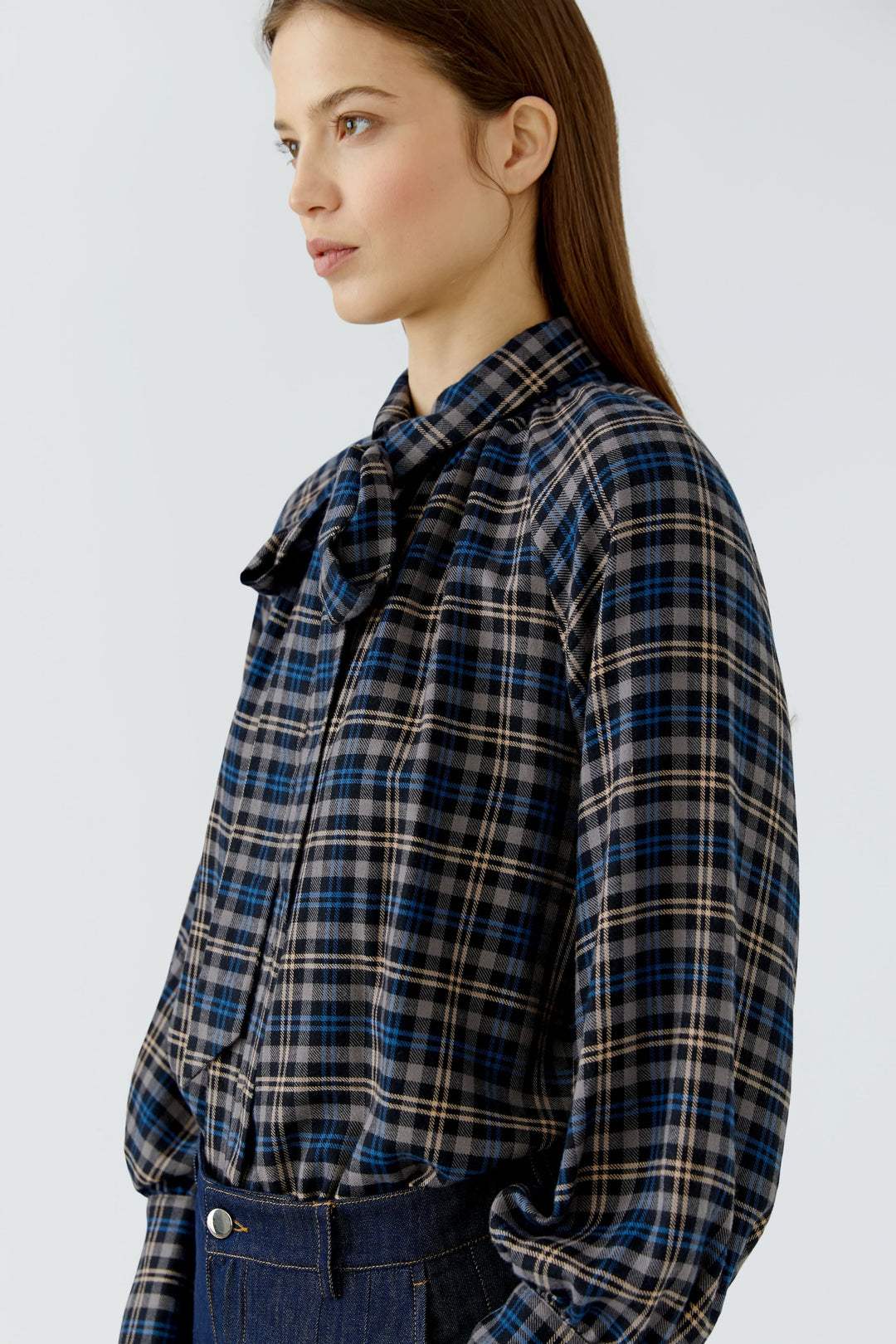 Blouse à carreaux avec col lavallière vue de face pour femme Oui