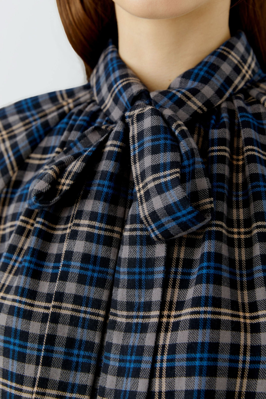 Blouse à carreaux avec col lavallière vue de face pour femme Oui