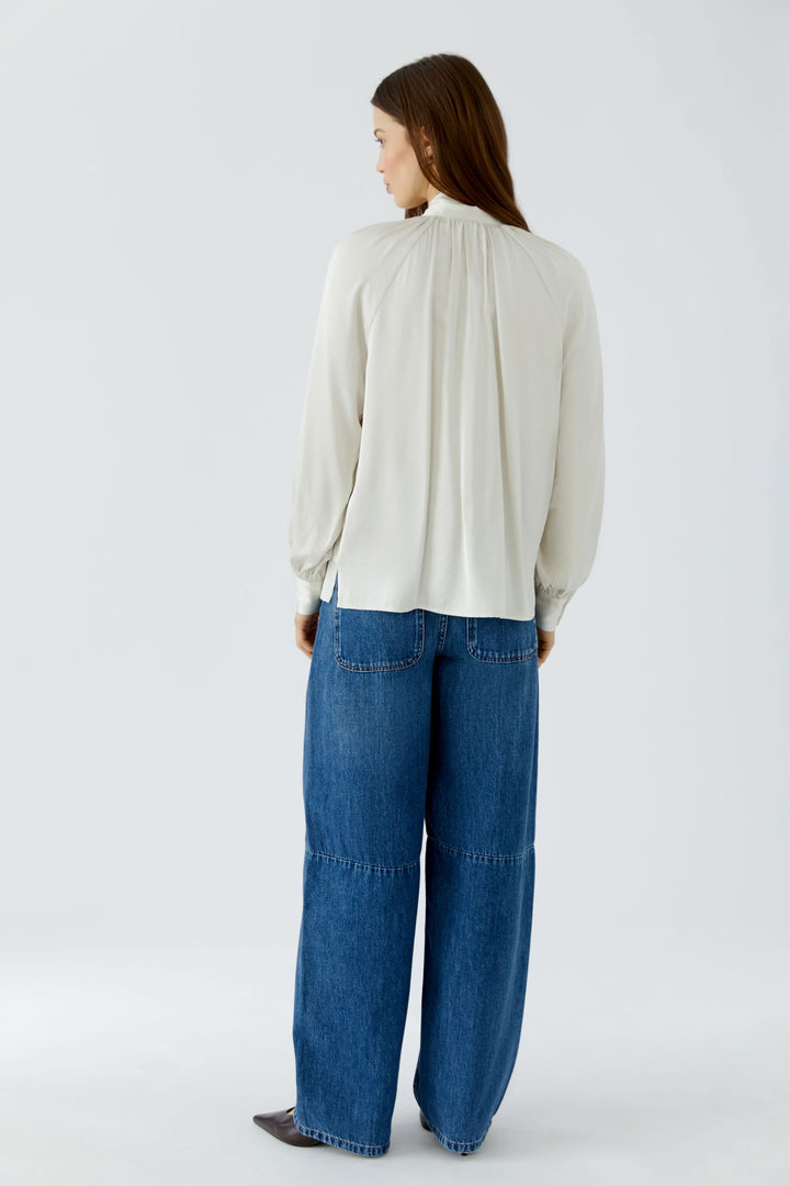 Blouse satinée à col lavallière vue de face pour femme Oui