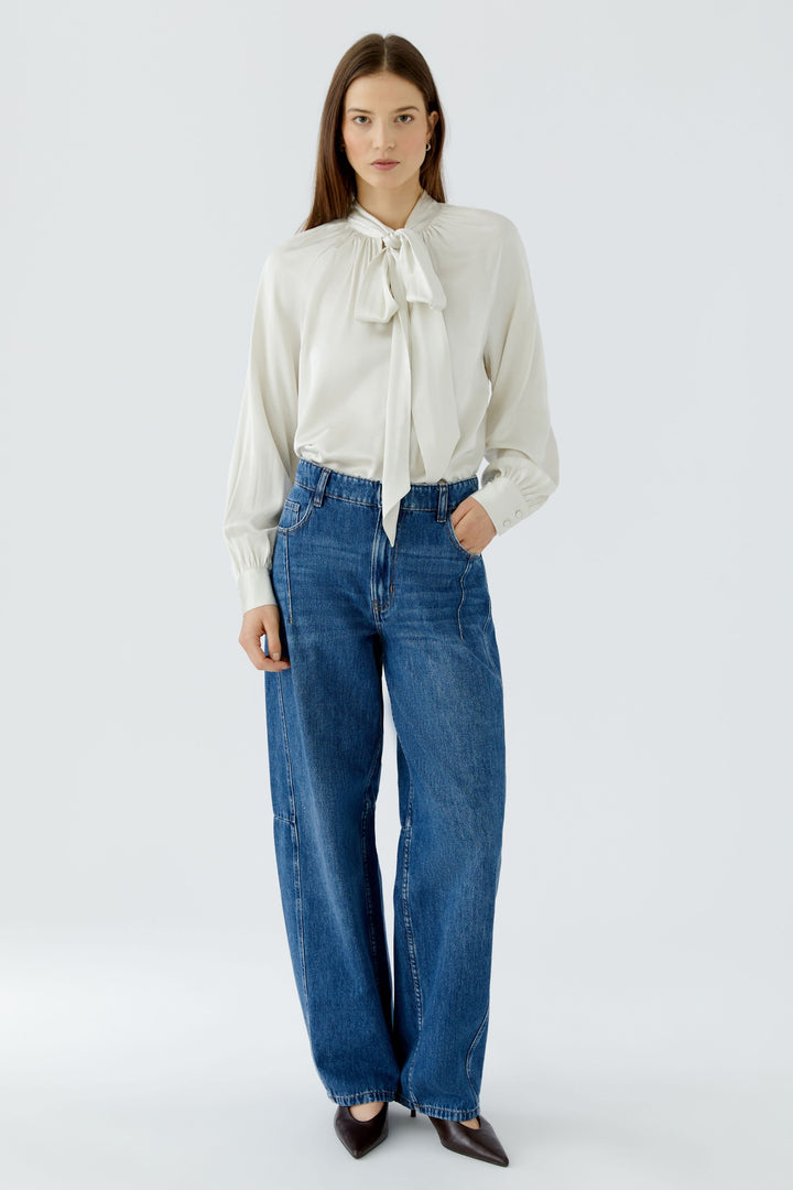 Blouse satinée à col lavallière vue de face pour femme Oui