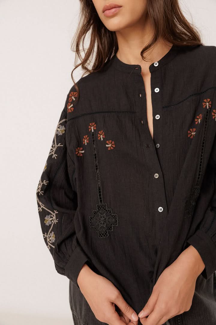 Blouse brodée à manches longues