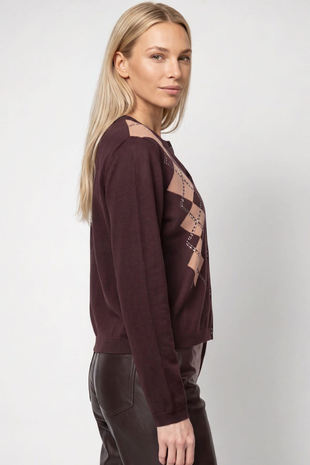 Cardigan à motif losanges et détails bijoux vue de face pour femme Monari