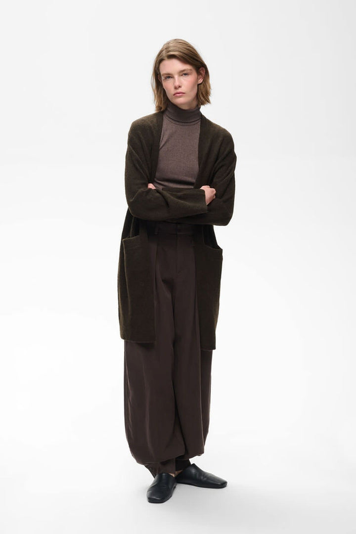 Worn view of the long Guni cardigan Inwear for women in beige with sleeves - Valérie Simon