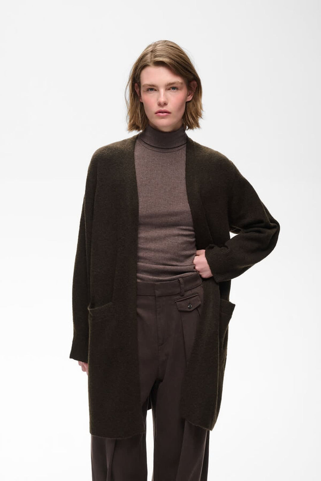 Side view of the long Guni knit cardigan for women in beige with knitted details - Valérie Simon