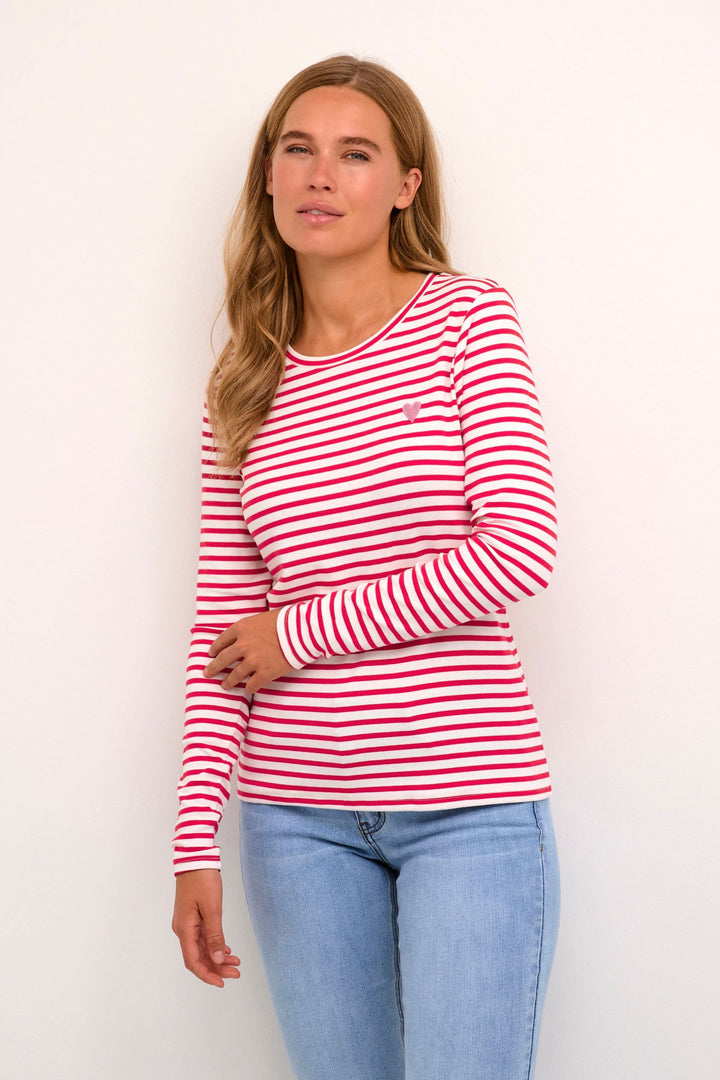 T-shirt à manches longues rayé rouge et blanc avec un détail de cœur sur la poitrine, coupe régulière.