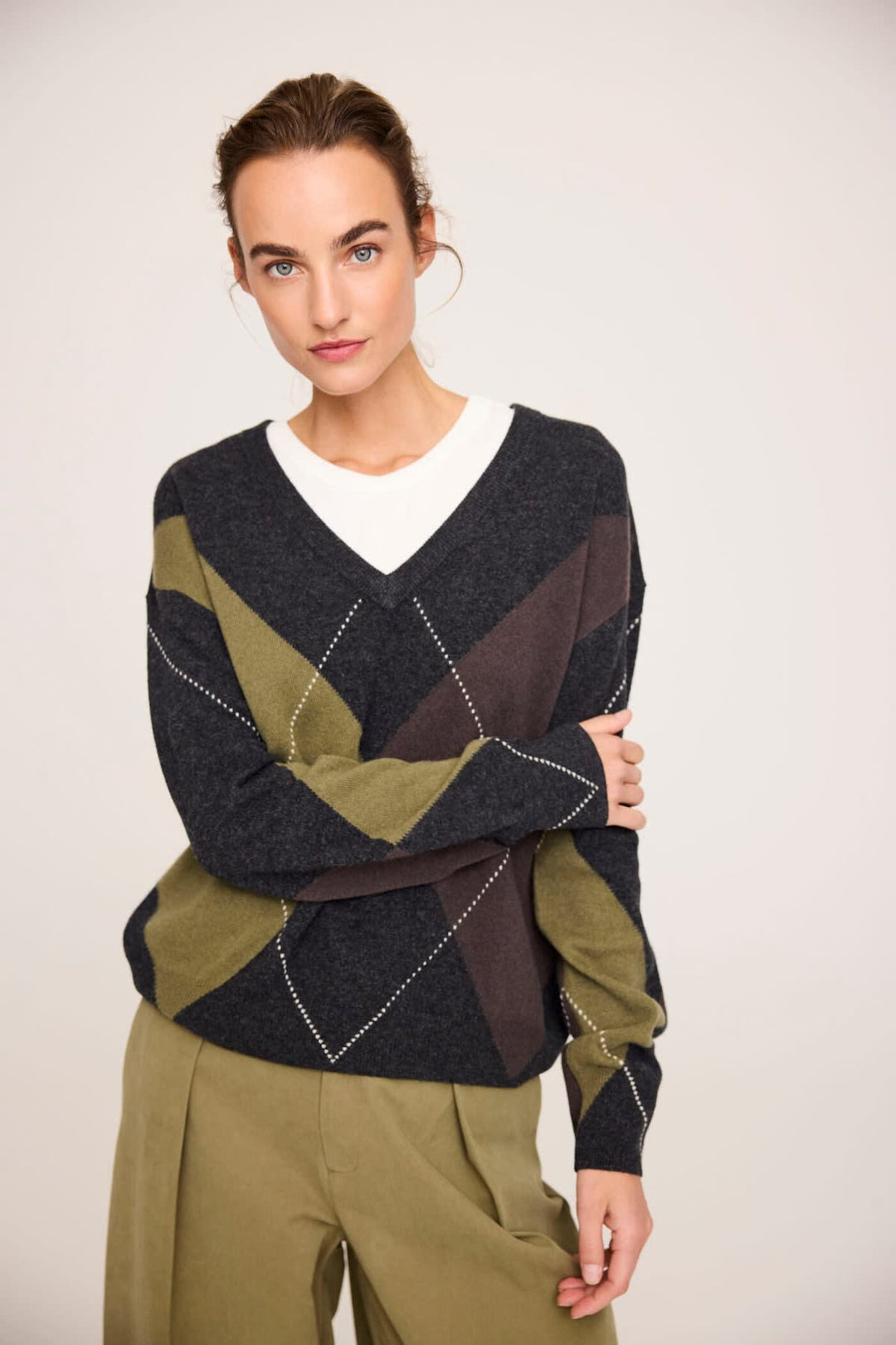 Front view of JC SOPHIE women’s brown argyle sweater with V-neck - Valérie Simon
