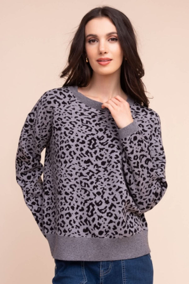Back view of the beige leopard-pattern sweater for women by Alison Sheri with V-neck detail - Valérie Simon
