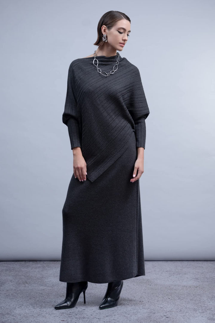 Vue de face chandail asymétrique Haako femme gris, détail bouton manche - Valérie Simon