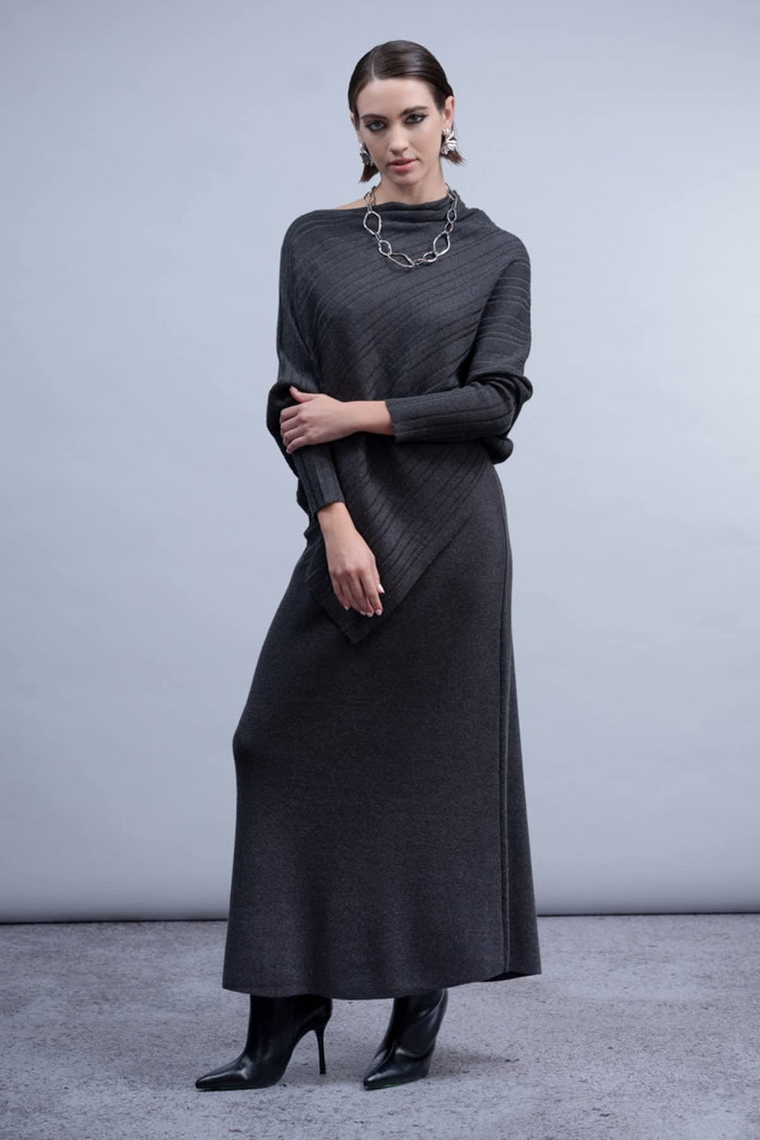Vue de côté chandail asymétrique Haako pour femme en bleu avec manche longue - Valérie Simon