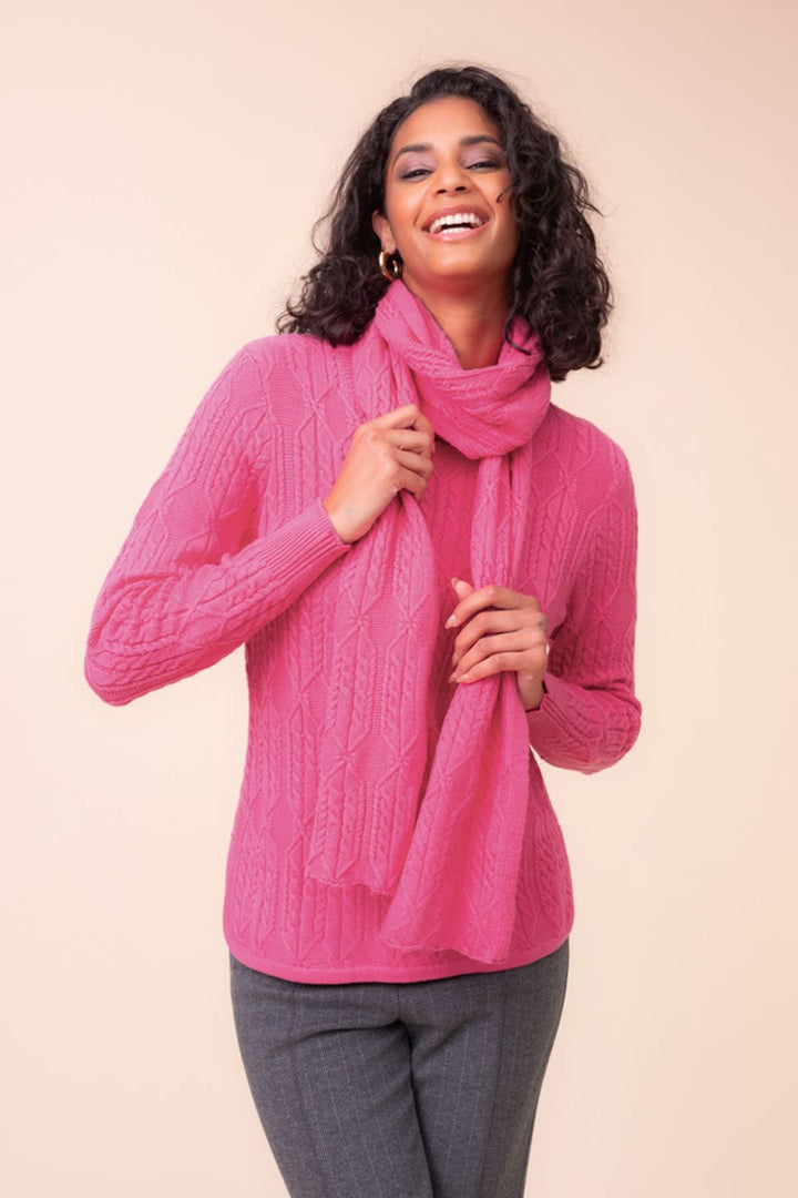 Model wearing blue sweater with matching scarf Alison Sheri for women - Valérie Simon