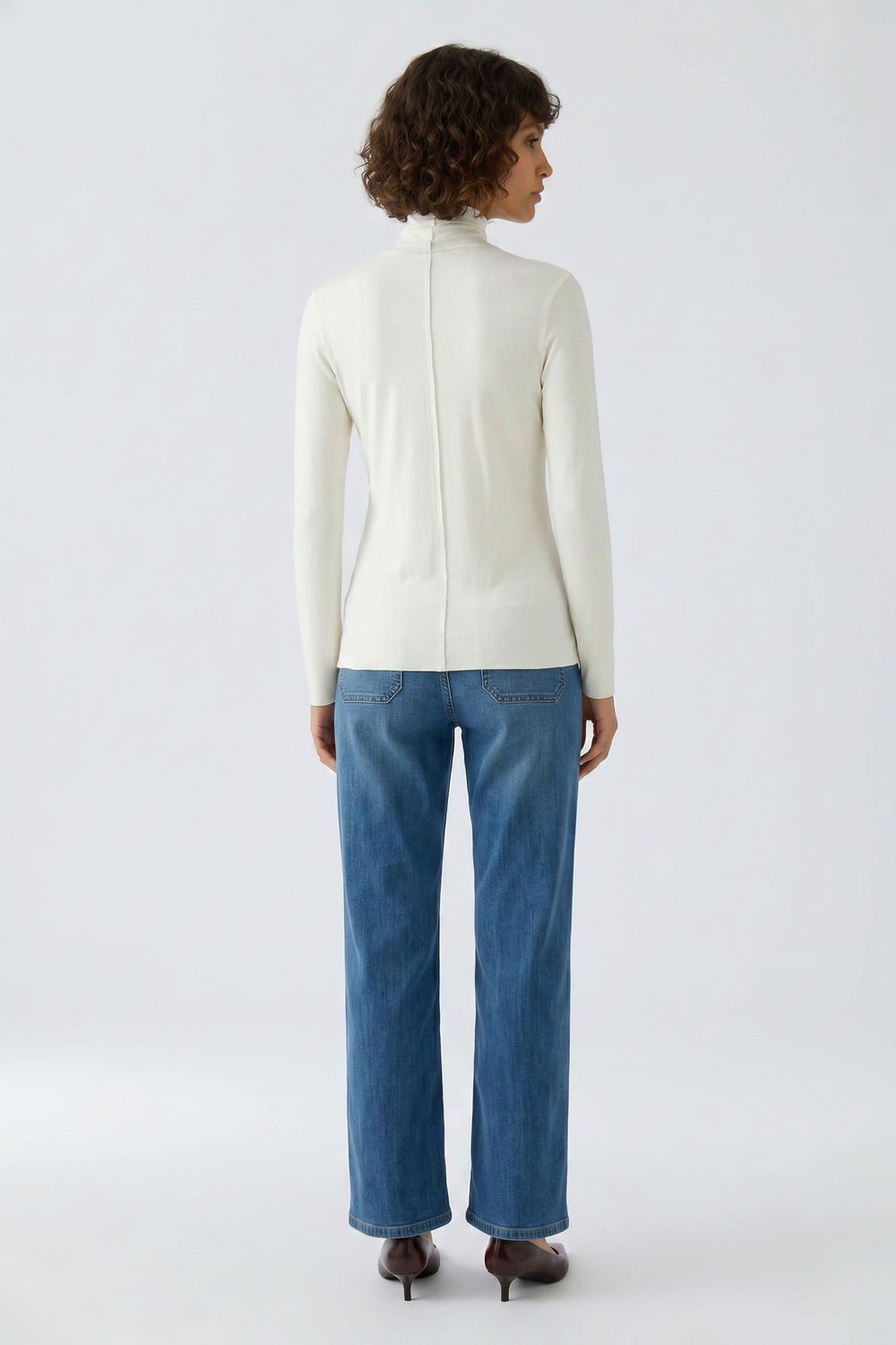 Side view of women's crimson mock-neck sweater Oui with textured fabric - Valérie Simon