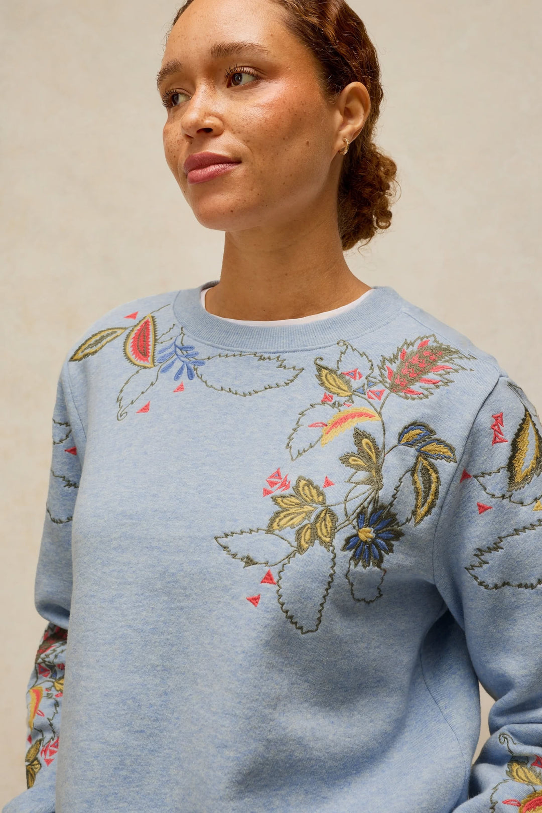 Chandail en coton ouaté à motifs floraux brodés vue de face pour femme White Stuff