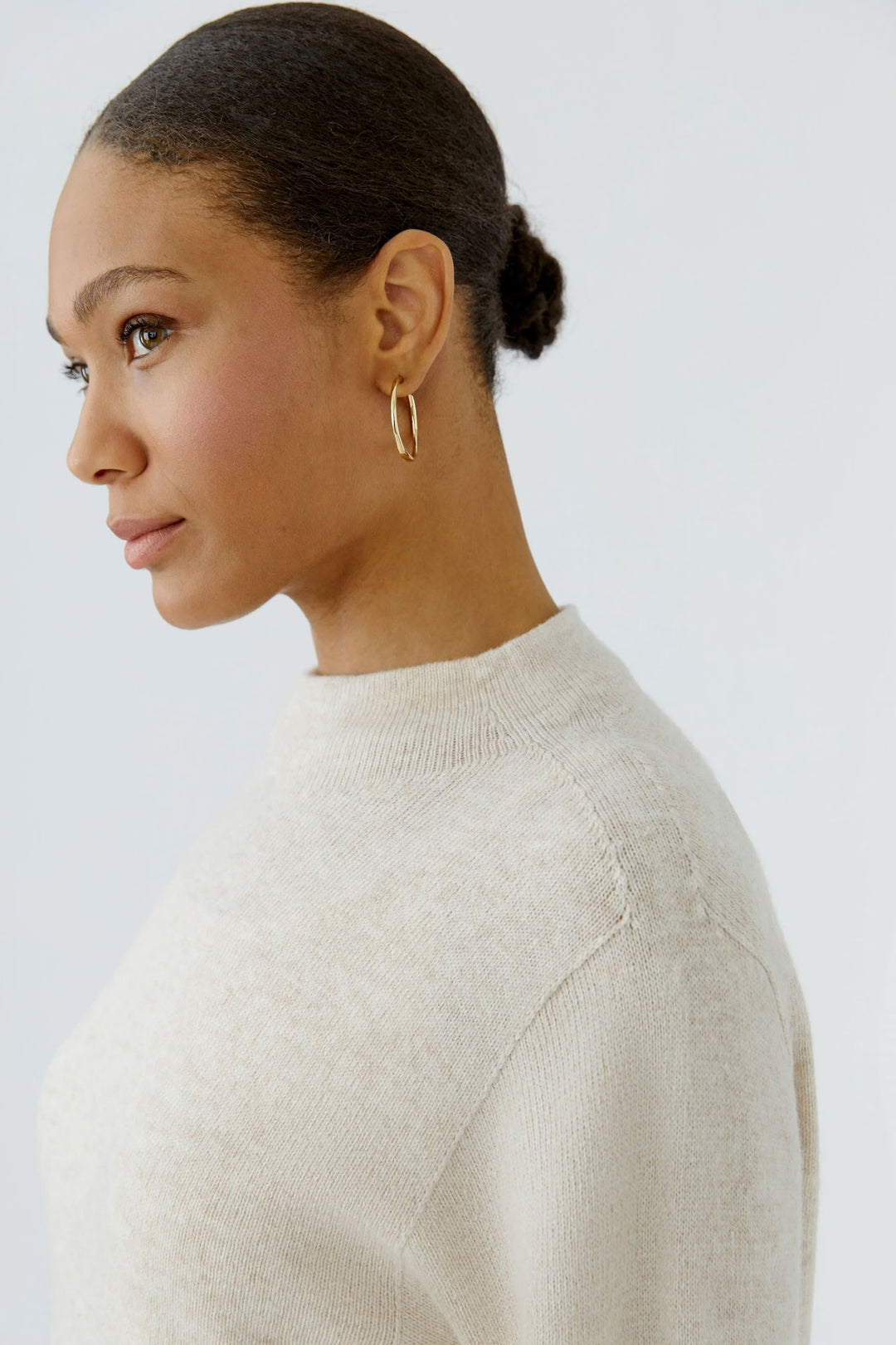Front view of women’s light grey mock neck knit sweater Oui with textured details - Valérie Simon